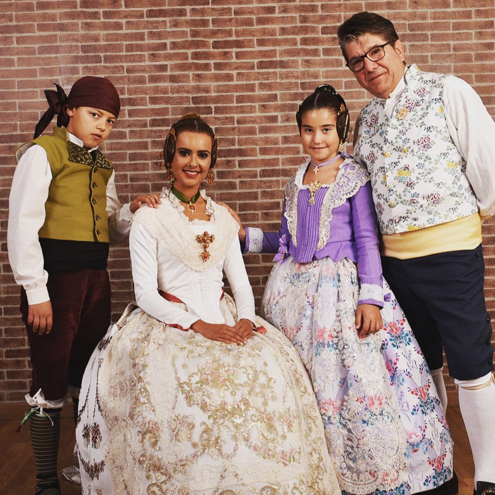 RealFalla's tweet image. Este sábado día 15 de diciembre tendrá lugar la exaltación de nuestras Falleras Mayores: María Elena Collado Trinidad y Ester Fernández Pascual a las 19:30 en la Sala Rosiña.

#realfalla #realfalla19 #vivalareal #cuentaatrasparafallas