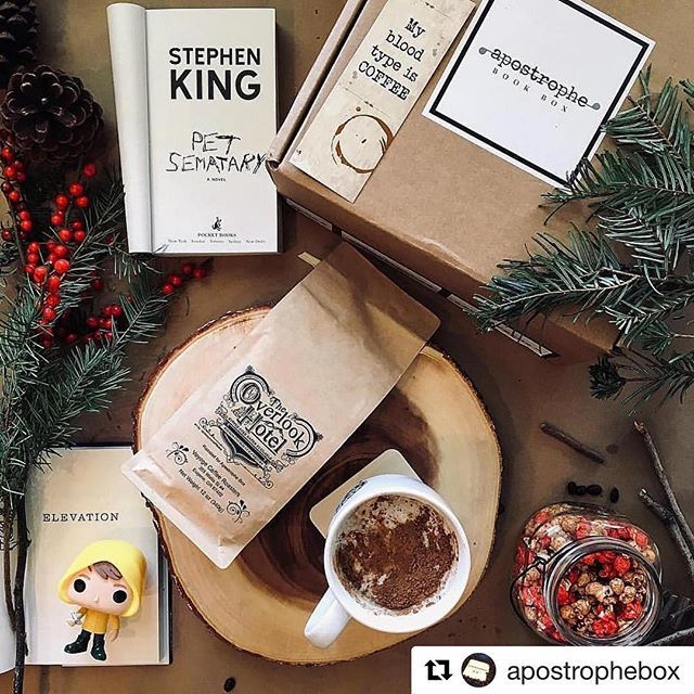 VoyageCoffee's tweet photo. We have so much fun doing custom coffees for book boxes! This one came out beautifully. #Repost @apostrophebox with @get_repost
・・・
Here's a look inside November's Deluxe box:.
*Featured book: Elevation by @stephenking.
*Featured coffee: exclusive Ov… https://t.co/QiGGLFH9Xt https://t.co/HU98CCM2Np