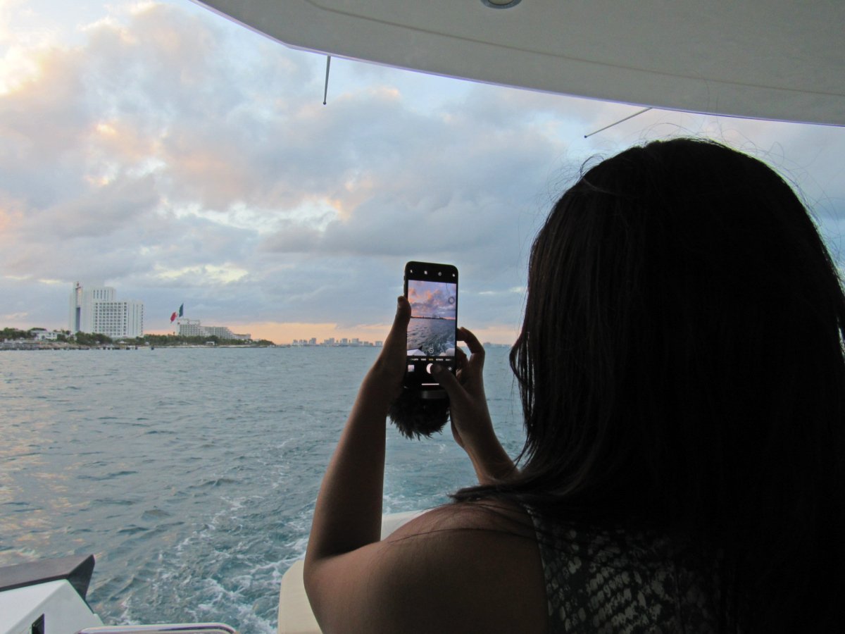 My favorite photo of the night :) <a href="/BeSocialEdu/">Be Social Playa del Carmen</a> #SunsetBP #Cancun