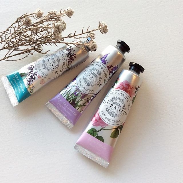 Nos jolies crèmes douceur hydratante pour les mains déclinées en 12 fragrances 📷 <a href="/comfyplus/">Splendid Footwear</a>
.
.
.
#durance #cosmetique #fragrance