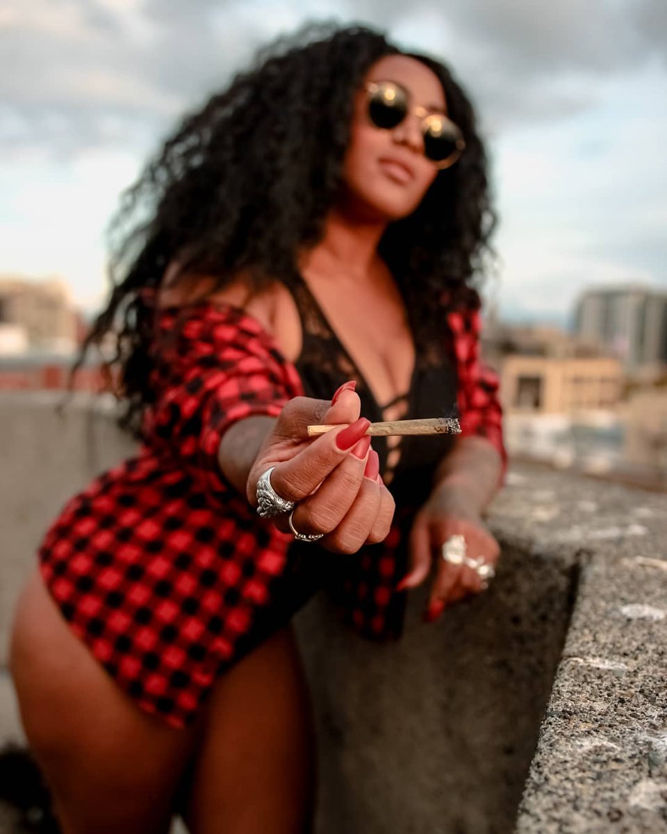 Chronic_Chicks's tweet image. This small chronic break is brought to you by shardellmonique
The Queen Of Hearts
💋Host of the @wvtattooexpo
📝 Poet-Lyricist
🐶 Proud Mom
👻 ShardellMonique
👑 2x Ms.Tattooed WV
💌 DM for rates
🖤 #tattoomodel #lingeriemodel #bikinimodel
.
.
.
📸 theusualsuspect___