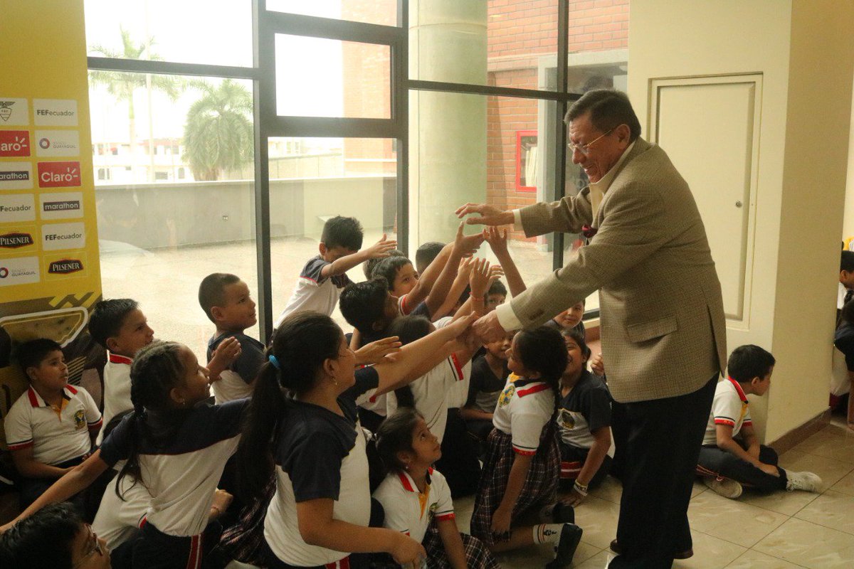 vmestanza59's tweet photo. El Presidente de la FEF, Carlos Villacis, compartió durante varios minutos con los niños que concurrieron a conocer el Museo del Fútbol Ecuatoriano. https://t.co/T96o1vL4LI