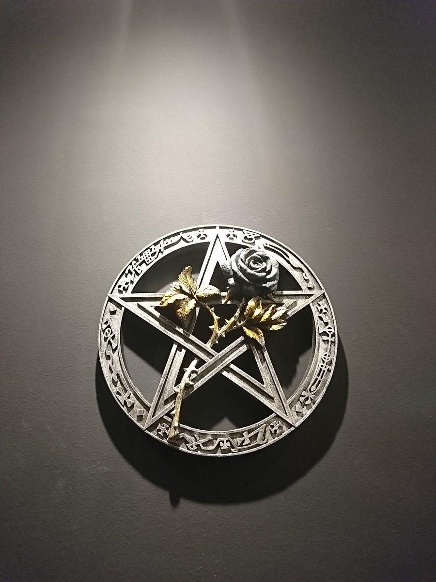 yeotao's tweet photo. A really cool #gothic #HomeDecor wall mount from #alchemystudios https://t.co/ioSTLW7DGI