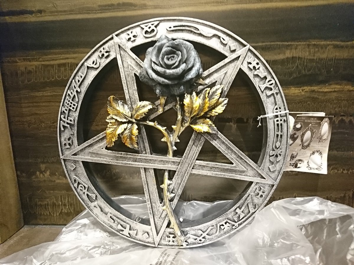 yeotao's tweet photo. A really cool #gothic #HomeDecor wall mount from #alchemystudios https://t.co/ioSTLW7DGI
