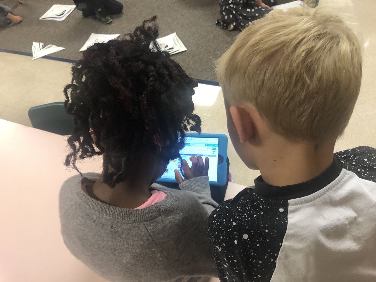 CMTeaches's tweet image. Hershey 2nd graders practicing their computer programming by following algorithms & debugging through unplugged👐🏽 & plugged lessons🔂 @codeorg #pairedprogramming #trojanpridedtsd