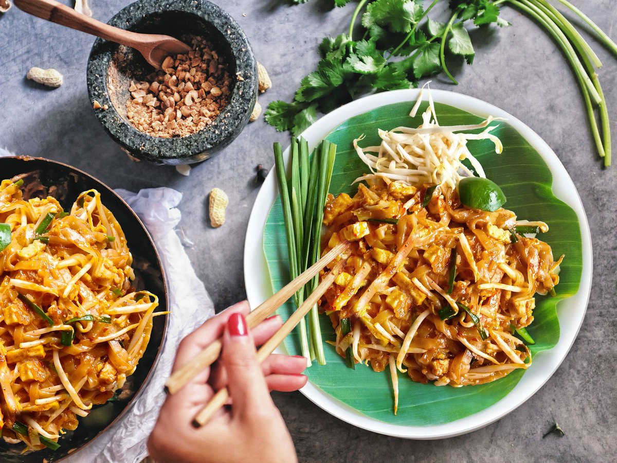 TakeoutKit's tweet image. Armed with this meal kit, you'll always have a Thai take-out classic on hand to make in 30-40 minutes. This kit will feed 4 of the hungriest noodle lovers (or 2 with delicious leftovers for lunch the next day). Shop our Pad Thai Meal Kit: buff.ly/2zVOZaX 🇹🇭 #takeoutkit