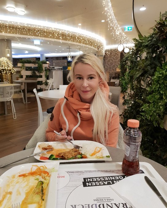 Erstmal was #Essen zum #Mittag 😋 https://t.co/PE2pt0npbC<a href="/tag/essen"class="tags">#Essen</a><a href="/tag/mittag"class="tags">#Mittag</a>