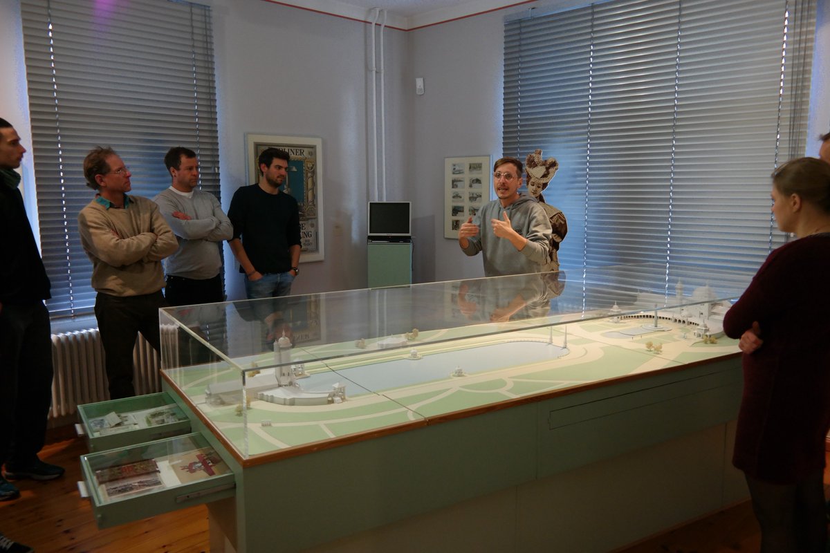 microenergysys1's tweet photo. Mit einer interessanten Führung durch die Ausstellung "Zurückgeschaut" im Museum Treptow haben wir die #SEER4ALL Konferenz eröffnet. Wir freuen uns auf spannende Vorträge und Workshops morgen!
Mehr Infos unter https://t.co/sm3IA6QY9p
#Energiewende #microenergy https://t.co/BfZ7v54SuS