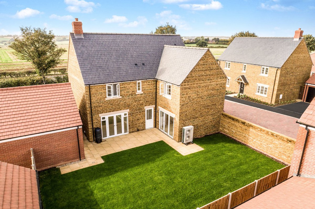 Great news - we’re nearly sold out at #HayfieldViews in #GreatBourton! Of the homes still available, just one of the charming Ironstone, 3 bed detached properties remain for reservation. Will it be yours? bit.ly/2MXxTPT #newhomes #buynew #hayfieldhomes #Banbury