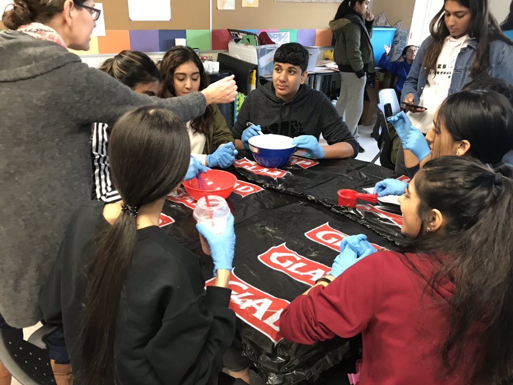 Awesome collab with the Project Wellness Ss and <a href="/ArbourEco/">Louise Arbour Eco Squad</a> for #WellnessWednesday in the Chill Room! Ss made bath bombs 🛁 to help de-stress before heading into the holidays! <a href="/LASSinspires/">LASS inspires...</a> @ClimatePeel #Peel4MH