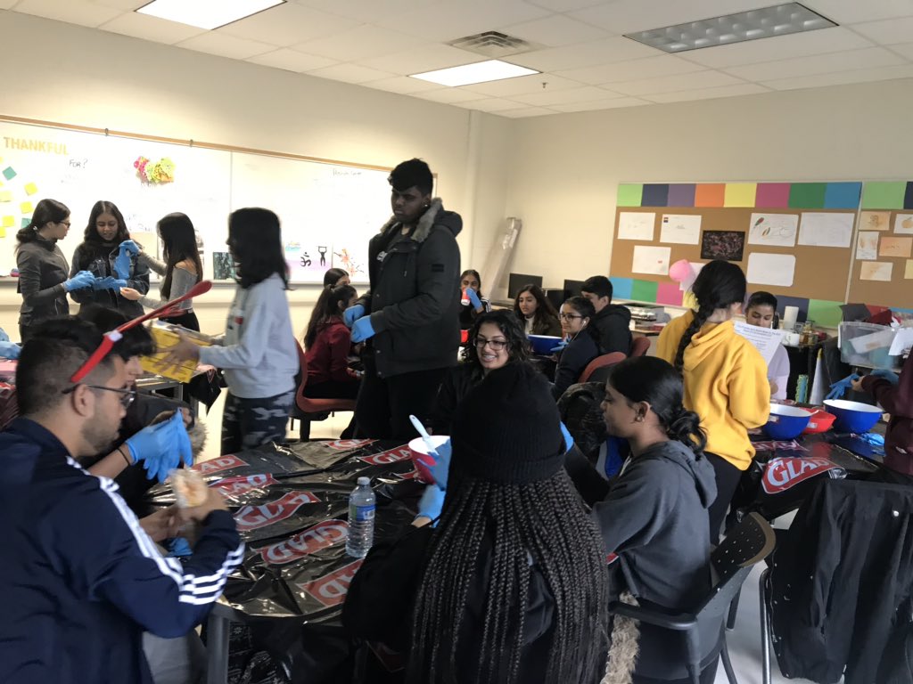 T_Grindley's tweet photo. Awesome collab with the Project Wellness Ss and @ArbourEco for #WellnessWednesday in the Chill Room! Ss made bath bombs 🛁 to help de-stress before heading into the holidays! @LASSinspires @ClimatePeel #Peel4MH https://t.co/qTkLNmk2Yz
