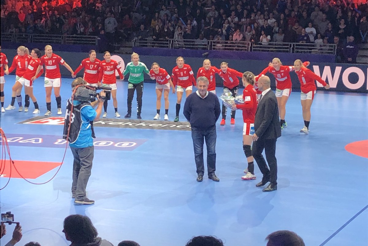 MauricePerrion's tweet photo. Très heureux de remettre le prix du Conseil Régional des @paysdelaloire à la meilleure joueuse danoise du match de #EHFEuro2018 #Danemark contre #Monténégro. @EHFEURO https://t.co/L5XrP7MAIv