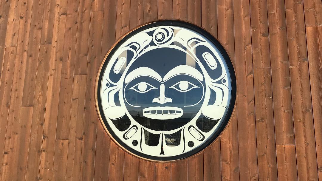 Situated along the banks of the Chu Nínkwän (Yukon River) in Whitehorse, the @KDCulture is a place where we celebrate the heritage and contemporary way of life of the Kwanlin Dün First Nation. Have you visited this centre? fal.cn/rqLo 📷 tsunorth via IG #exploreyukon