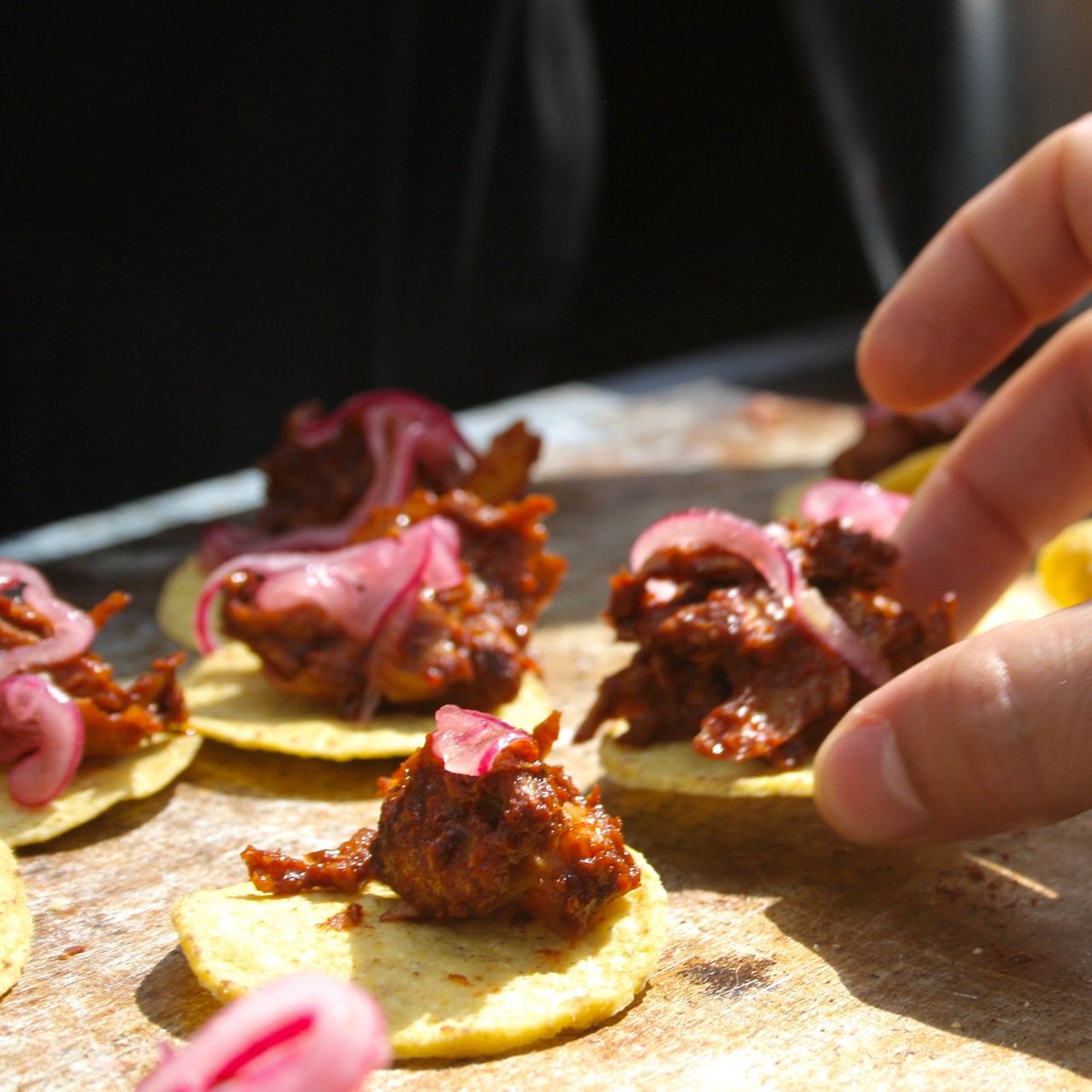 FatGayVegan's tweet photo. Eat samples of Pulled @eat_oumph for free at Hackney Downs Vegan Market this Saturday and Sunday (Dec 15+16). The company is serving samples on crunchy corn chips with pickled onions ALL WEEKEND. Read more here: https://t.co/DFqEJpe5SQ https://t.co/RrZmsLgg6R