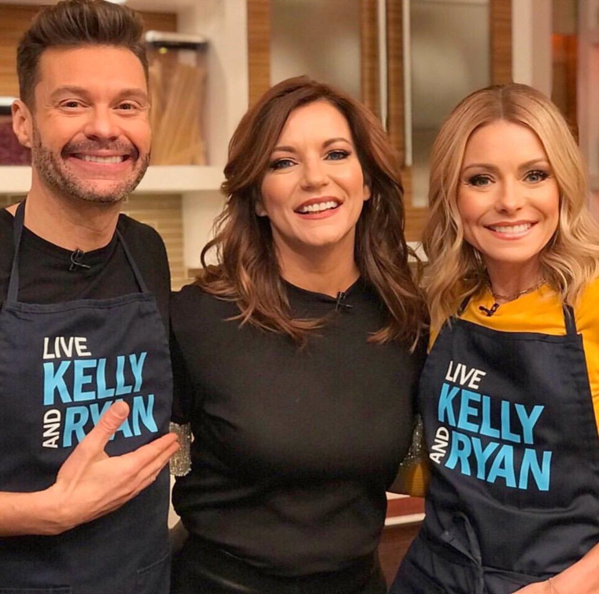 martinamcbride's tweet photo. Thank you thank you @LiveKellyRyan for having me yesterday!! Such a fun &amp; YUMMY time! Have any of you made my recipe for White bean and Baby Greens stew from #MartinasKitchenMix ? 
Check it out here or grab your copy of #MartinasKitchenMix on mine! https://t.co/5YoSZyzoft https://t.co/X9orkOKeNo