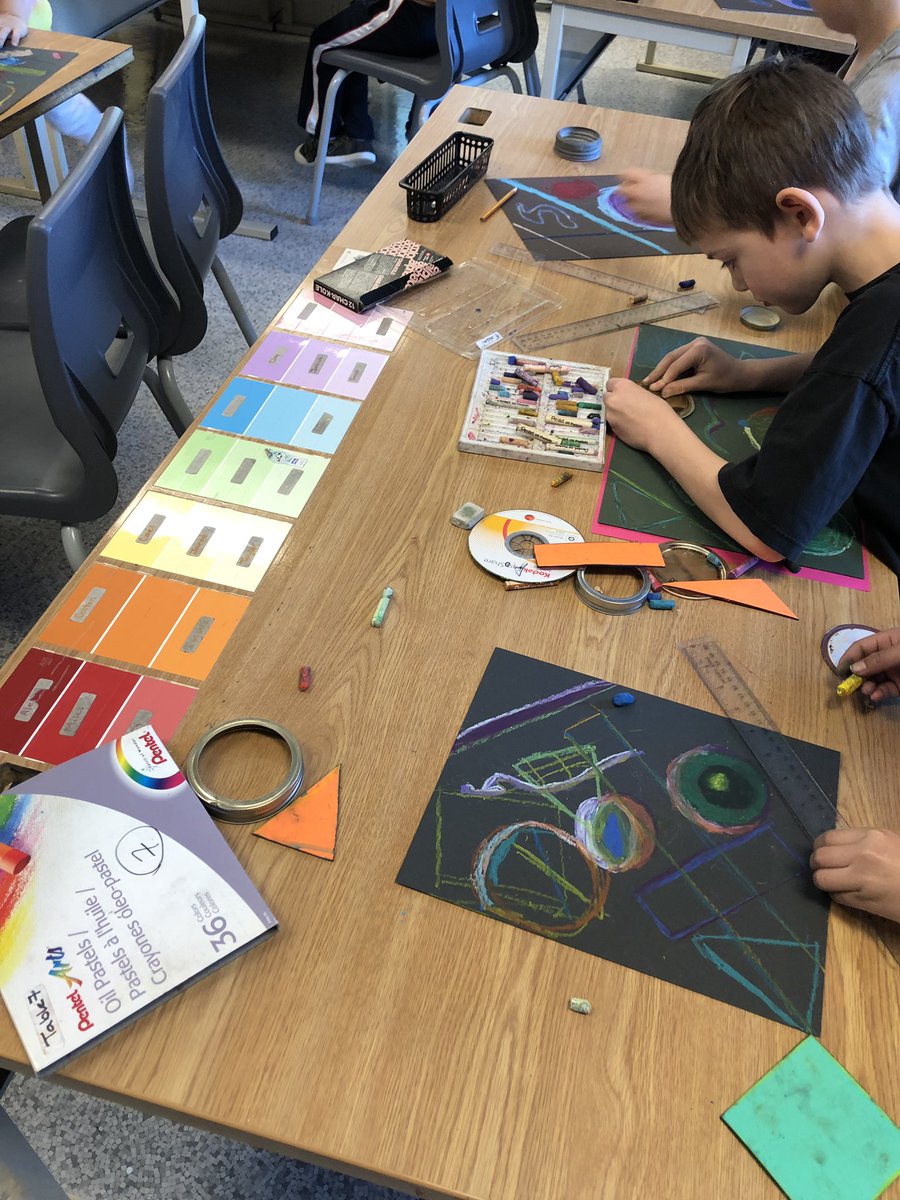JenniferBarr28's tweet photo. Drawing to music, making shapes, using lines, mixing colours, taking time...this is hard work but really like to see these kids experimenting! @thickwoodArts https://t.co/hwKwEwYVTa
