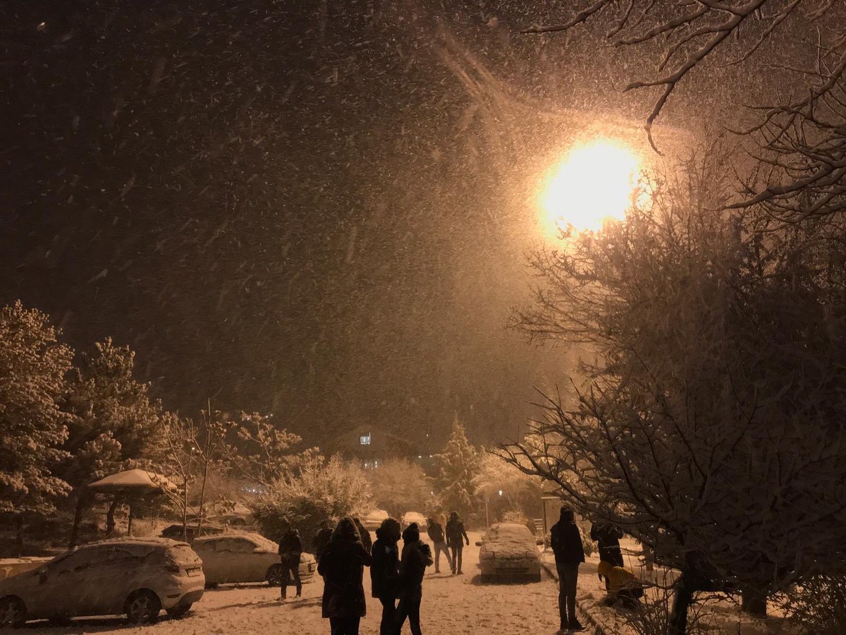 ah yagmur donerken kara, 
sarkilar var falimda
hepsi sana
bu gece, ankara.