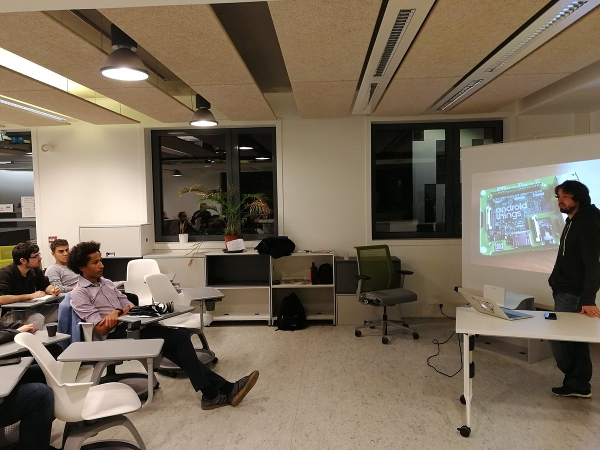 GDGTours's tweet image. @Nilhcem nous parle ce soir de #androidthings #iot à #Tours.
Merci @PALOALTOURS @codetroopers