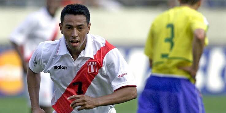 Hoy cumple 44 años <a href="/NolSolano/">Nolberto Solano</a>. Ídolo de toda una generación por su exitosa carrera en el mundo del fútbol. Abrimos hilo para repasar los grandes momentos de su carrera.