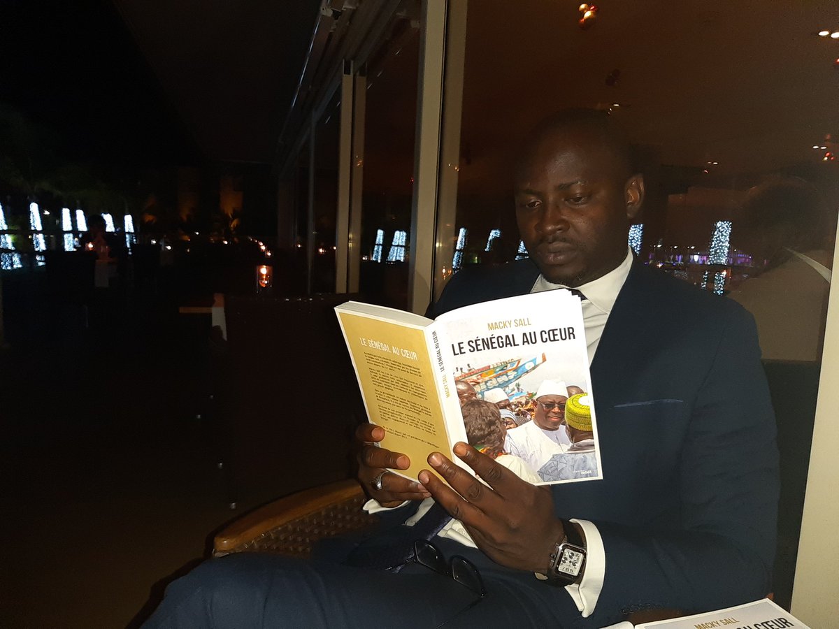 FossarSouane's tweet photo. Belle cérémonie de dédicace du livre rédigé par le Président @Macky_Sall "Le Sénégal au Coeur".
Captivant et Inspirant
#leadership 
#kebetu
#SenegalAuCoeur 
#team221 
#EspritBenno https://t.co/2WBy7EaPCr