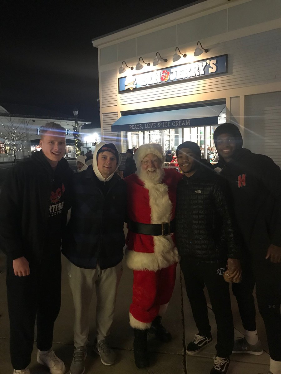 #AEGivesBack | A couple weeks ago <a href="/HartfordMBB/">Hartford Men’s Basketball</a> handed out hot chocolate and helped spread holiday cheer at <a href="/Shop_Farmington/">Shop Farmington</a>. The gathering benefited The Valley Fuel Fund providing heat to the homeless.