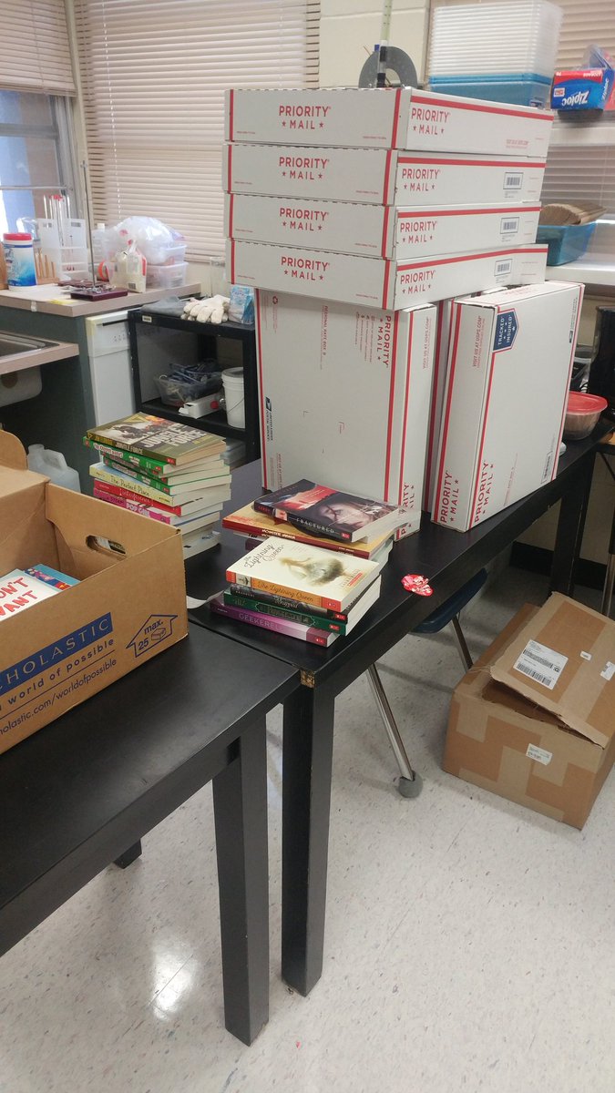 LaurelAndersen3's tweet photo. Final packing for our social emtrepreneurs at Happy Books. Two hundred seventy two books off the survivors of the hurricane! @oms_bulldogs #ccpsfamily #youngentrpreneurs https://t.co/v7Oh4ns2Zd