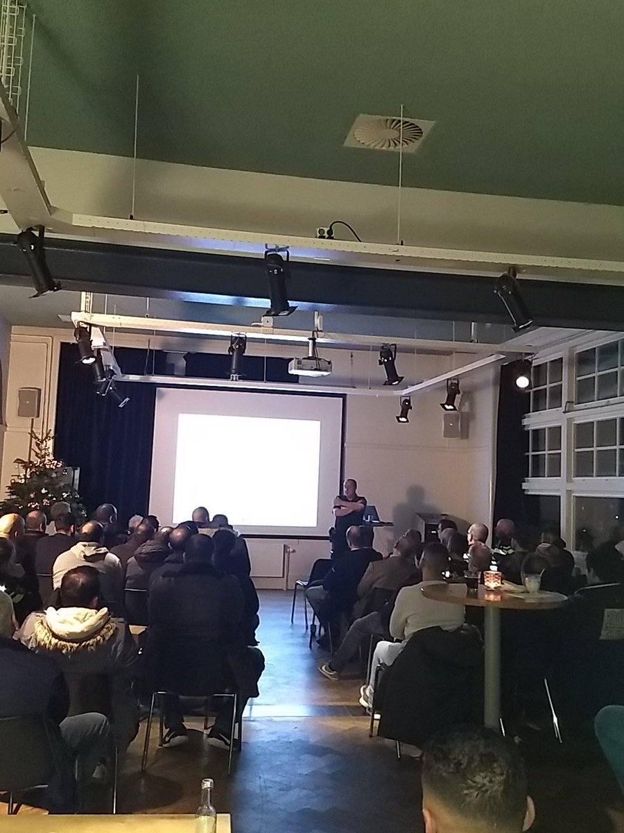 De laatste voorbereidingsbijeenkomst voor de Zuilense vrijwilligers die zich gaan inzetten voor een veilige oud en nieuw.