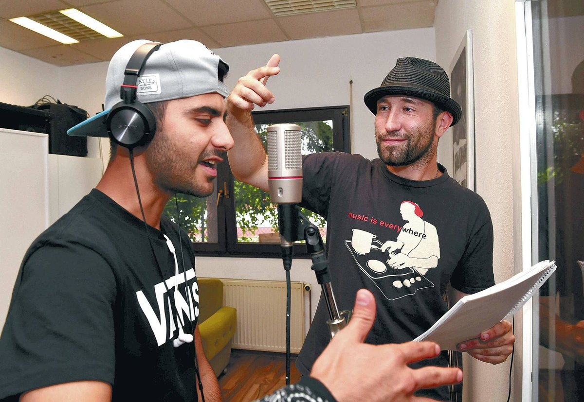 whoami_academy's tweet photo. Das #WhoAmEinachtsGeschenk für alle #Rap Fans: Dein erster eigener 16er mit professionellem Coaching, Aufnahme &amp; Mastering.  Gönn Dir oder schenke für nice € 249,00.
#WhoAmI #Rap #HipHop #Lyrik #Coaching #DieRapagogen #WhoAmEinachten https://t.co/VwFghGZX1t