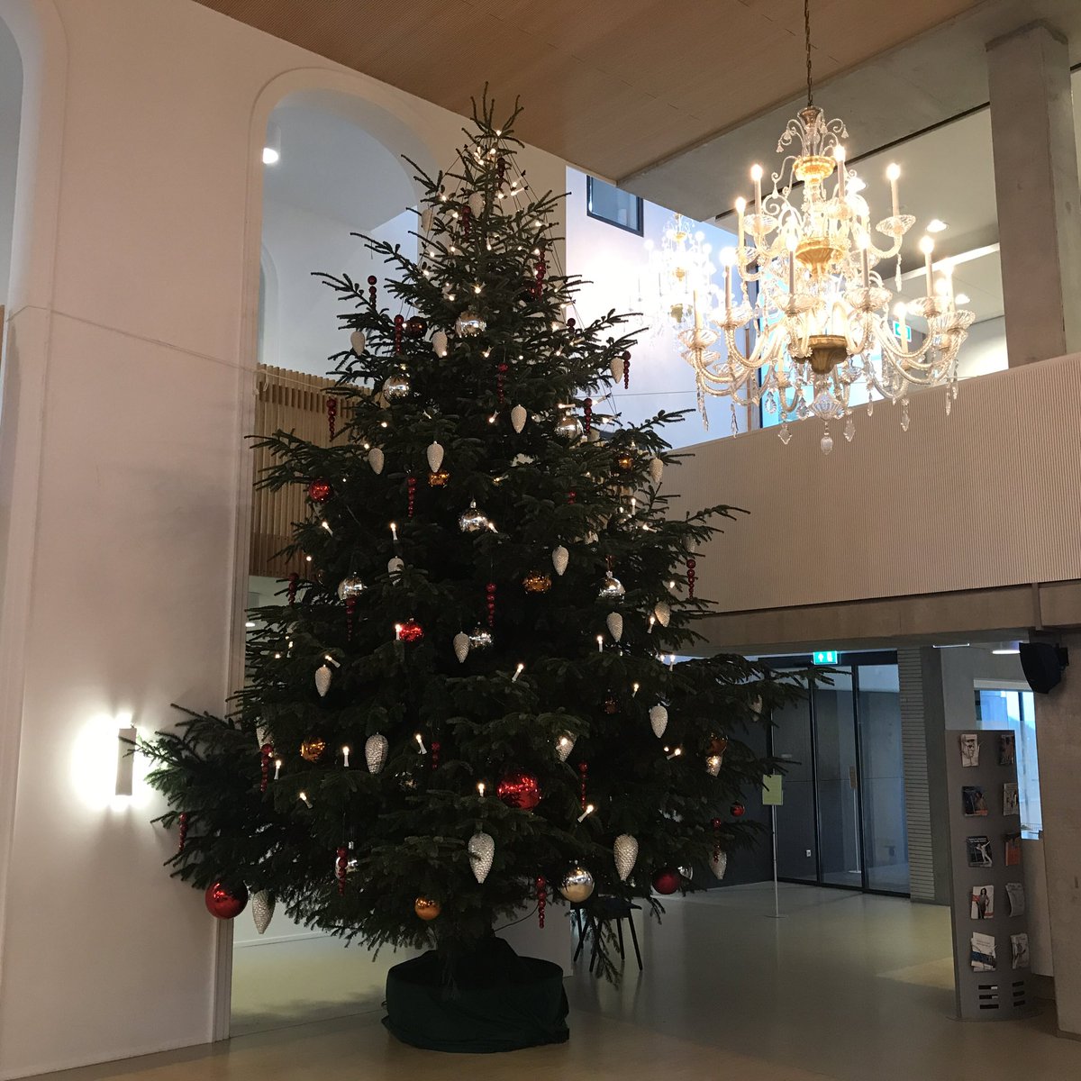 connyvs's tweet photo. Leuk om weer even in het gemeentehuis van Bloemendaal te zijn voor de evaluatie van project "Raadslid in de klas" - 16 basisscholen in #blmdl hebben weer een verse leerlingenraad. Jong geleerd, oud gedaan #ridk https://t.co/yUtTdzHTXU