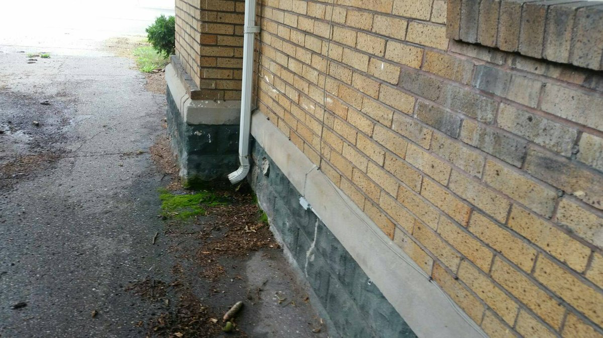 RealtyProInspe1's tweet image. Optimally, a downspout should take water 6 feet from the house.