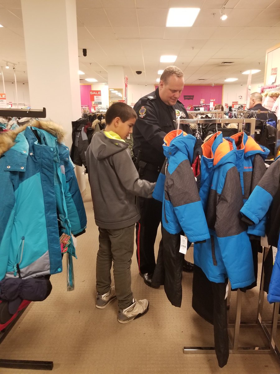 reginapolice's tweet photo. 20 hard-working young folks from @YQRTRiP earned a special shopping trip to @CornwallCentre today. #CopShop2018 https://t.co/AO8XHUWGf9