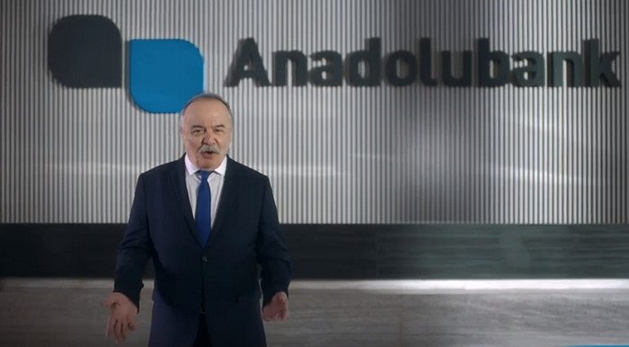 Türkiye'de bankalar reklamlarında komedyen oynatarak aptal müşteri profilini öne çıkartırken, ilk kez bir banka milli vurgusuyla reklam filmi hazırladı. Anadolubank'ın yeni reklam filmi büyük takdir topladı.
paramedya.com.tr/devami/36213/a…