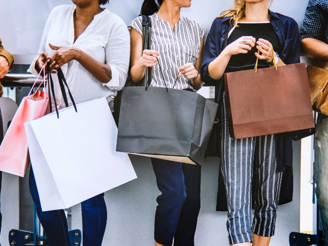 IndianLakesHTL's tweet photo. Located just down the street from us, @StratfordSquare is an exciting hub of activity. Enjoy all your favorite retail stores, fine dining, signature entertainment options, and more! https://t.co/5AzbuyC3qX