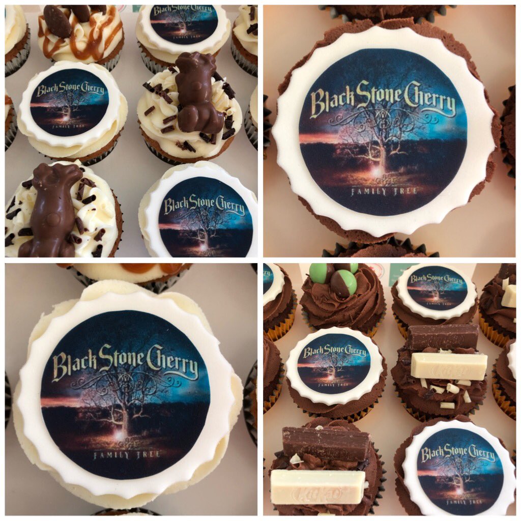 saddleworthbake's tweet photo. Vanilla &amp; chocolate cupcakes for Black Stone Cherry who played @ManchesterArena on Monday😋 #cupcakes #blackstonecherry #manchesterarena #familytree #edibleimages #malteserreindeers #caramelnibbles #mintaerobubbles #kitkatbites #saddleworth #oldham https://t.co/2nLIap5Lrd