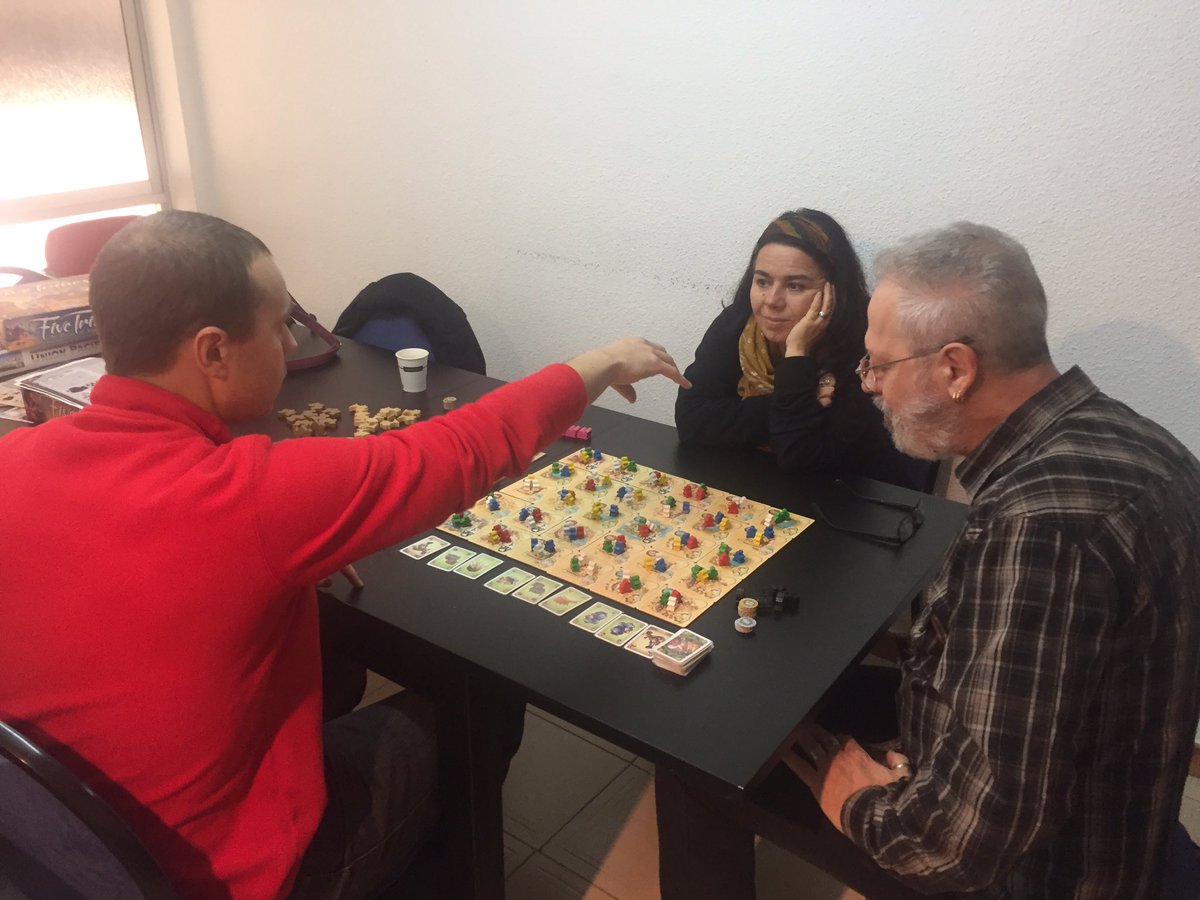 Hoy no voy a comentar ningún juego, sino brindar un homenaje con las últimas partidas en nuestra actual sede y celebrar un cambio de local del @ClubSemper y la tienda @PlayInColor_S de nuestro buen amigo Tatxu.... Grandisimas ganas de empezar otra nueva etapa!!!!