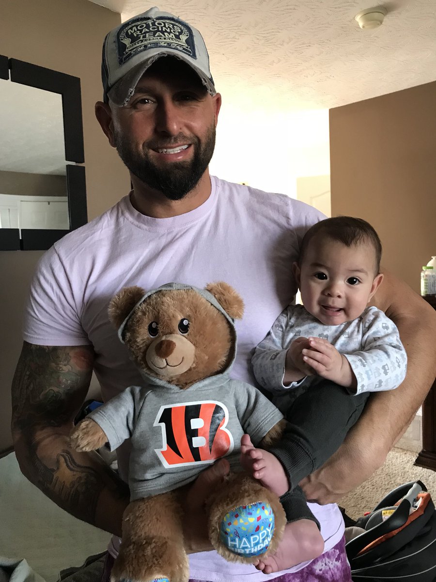 MachineGunKA's tweet photo. Good to be home from a weekend of #FlatBackin around the World 🌎, from Canada 🇨🇦 to Las Vegas ....
Home 🏠 is what keeps us #OverBrotheringBrothers grounded..  Cycy loves his @Bengals #BuildABear but I think Daddy just stole it.. 😂

It’s good to be alive, babes 🙏🍣🍷🍻 https://t.co/GGRej67P5I