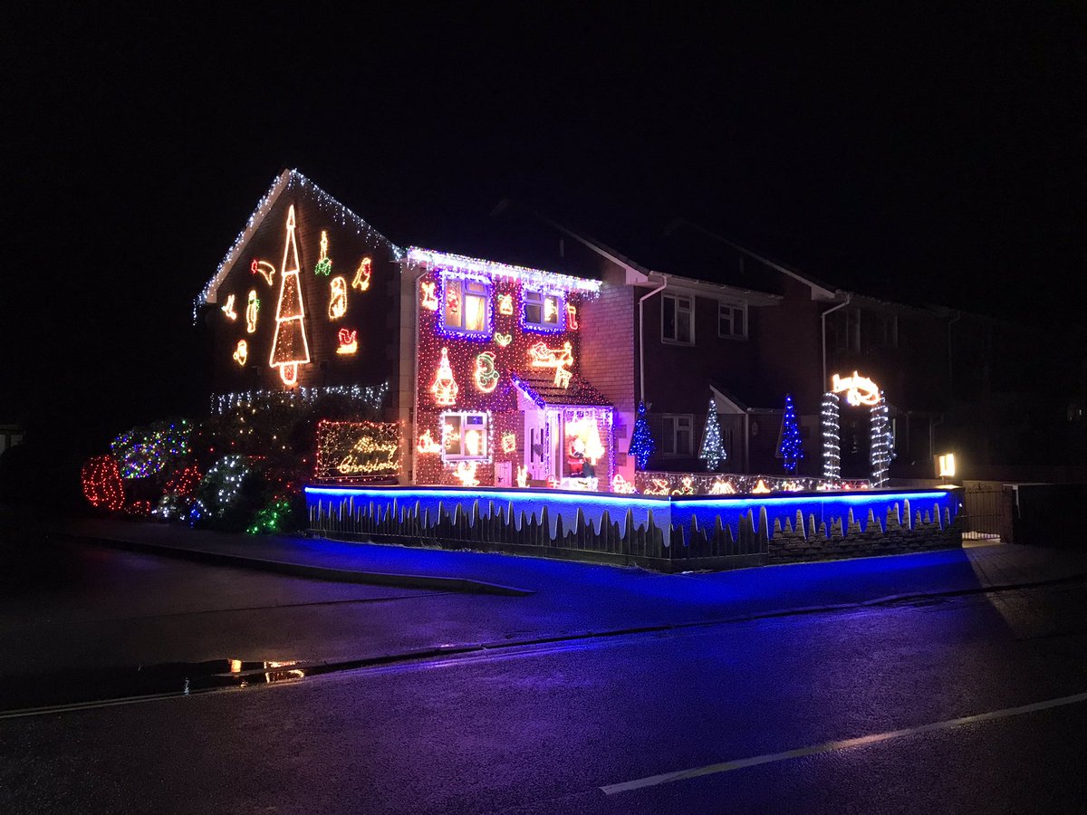 jamespett2's tweet photo. https://t.co/sge8dXY2Vx     please vote number 9 if you like this years Display 🎄 https://t.co/u3Ok66Pux3