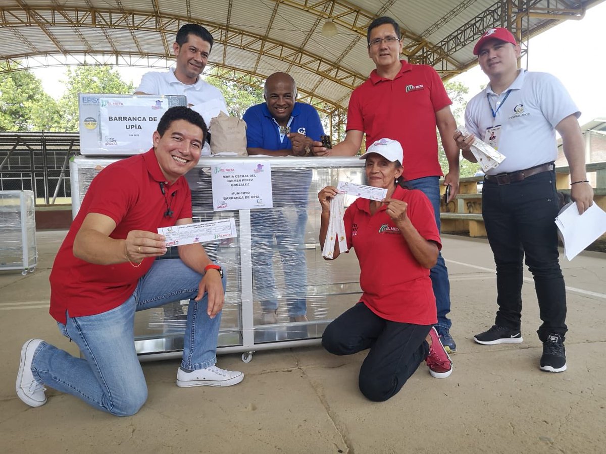 SocialMetaSec's tweet photo. Llegamos hasta Barranca de Upía donde iniciamos la entrega de los emprendimientos a 410 líderes de hogar beneficiarías del programa ‘Mujeres Empoderadas’ en su segunda versión; que con esfuerzo y dedicación hoy reciben estas unidades productivas en el marco de la navidad. 🎄 https://t.co/XK6PmTlLL9
