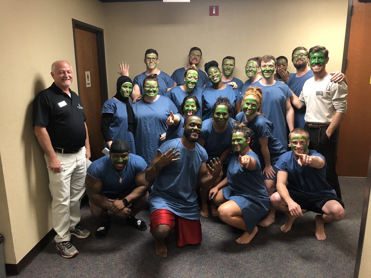 Jolee_Kate's tweet photo. Not many professors would offer bonus points for painting nails and face and also paint his face! Iβm once again so glad that I chose Parker! #FavoriteProfessor https://t.co/krRHab9kRv