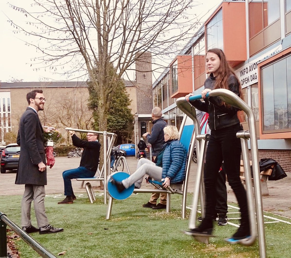 Vanmiddag nieuwe fitnesstoestellen geopend bij de <a href="/Sav_Hilversum/">De Savornin Lohman</a> in Hilversum Zuid. Uitstekende samenwerking tussen de school, de buurt en <a href="/GemeenteHsum/">Gemeente Hilversum</a> !!