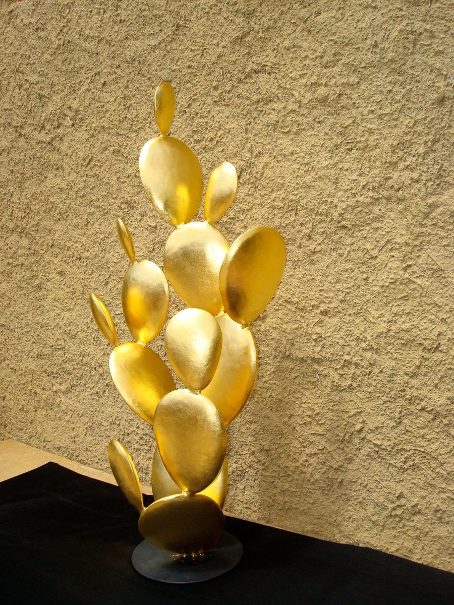 delafeeint's tweet photo. How cute is this golden cactus ? A beautiful decoration idea...

credits : unknown https://t.co/WYuxg3Qt6B