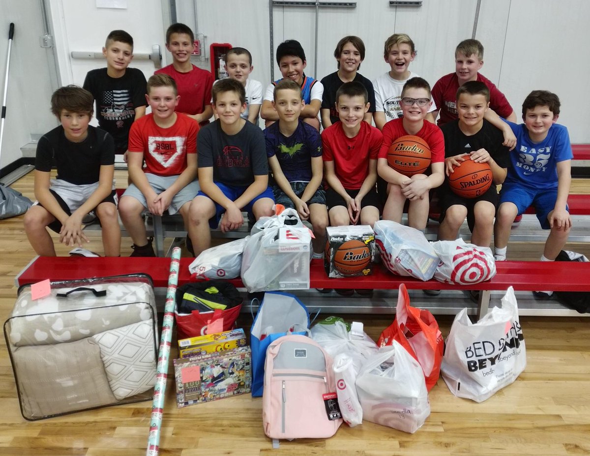 4manfndn's tweet photo. The Foreman Foundation sponsors a youth basketball team &amp; are learning so much more than just basketball. They adopted several families in need this holiday season. Learning the importance of giving back at such a young age is truly invaluable. Soproud of these kids! @foreman5644 https://t.co/bPP2ZE678h