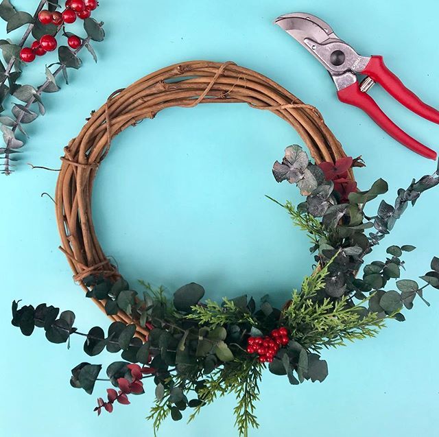Crafting + cocktails + holiday cheer = BEST. NIGHT. EVER! 🎄🥂💖 We’re teaming up with @bluebirdlondon_nyc for a DIY wreath workshop, complete with snacks and a festive drink 😉 Tickets are available via the link in their profile. Hope to see you there! … ift.tt/2Ersr6D