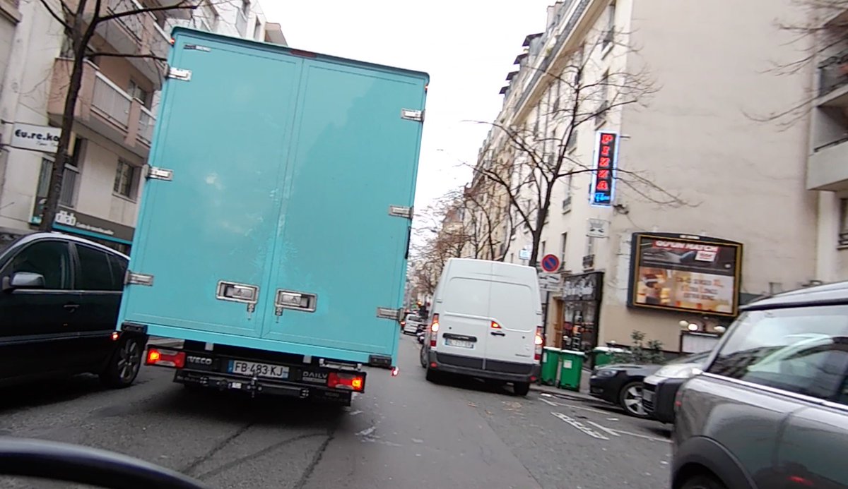 raphaelleberg's tweet photo. #RueCambronne un mercredi matin : #carpocalypse et #GCUM #zeroinfrastructure #velotaf https://t.co/PGd4wi07yQ