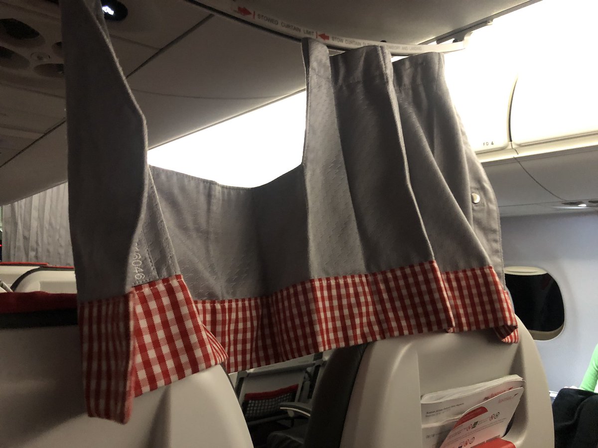 klevay's tweet image. Ästhetische und sinnvolle Abtrennung der Business Class a la Austrian Airlines... #facepalm #austrianairlines #fail