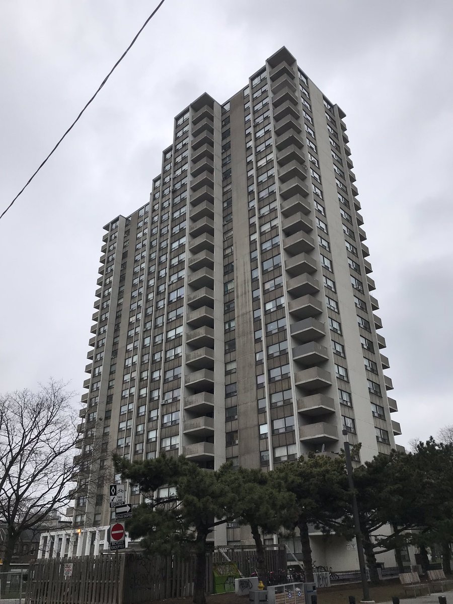 ConvertMama's tweet photo. Around the corner is my old #Toronto apartment building. Let’s take a closer look. #holidayseason #festiveseason #digitaledu https://t.co/4GUqZq53ck