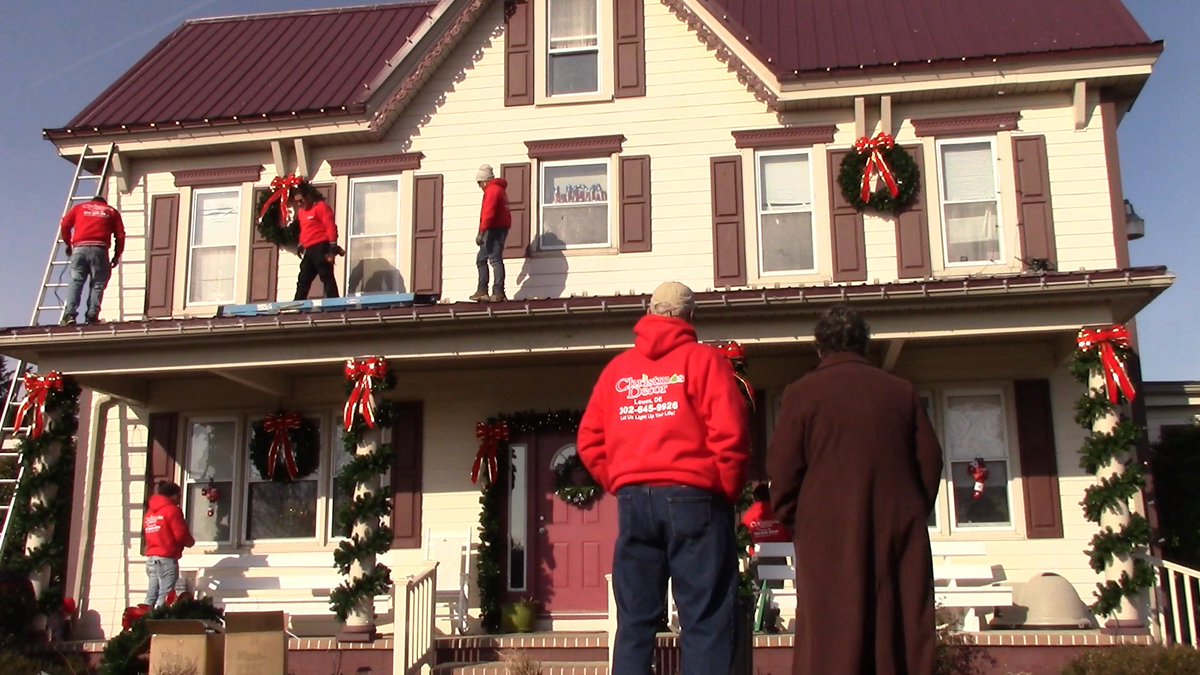 abbeysmithTV's tweet photo. SPREADING HOLIDAY CHEER: This holiday season will be one to remember for residents of Home of the Brave in Milford, a transitional living facility for homeless veterans, as they received the gift of a decorated home for the holidays.

STORY: https://t.co/dzh1uA7NHX https://t.co/jH4Kre9qSL