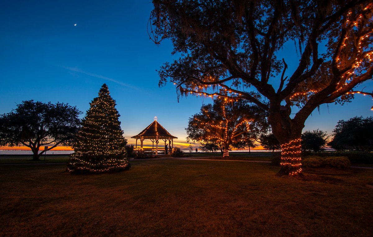 BeyondTheRain_'s tweet photo. Soft sunset colors and holiday lights by the lake!
#Louisiana
#LakePontchartrain https://t.co/zMRrqwE6rB