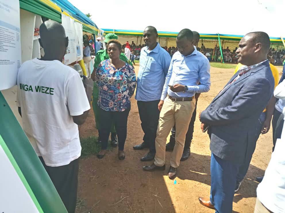USAIDHingaWeze's tweet photo. Malnutrition and stunting adversely affect a child's development. By participating with @ECD_Rwanda in the nutrition/WASH campaign in @BugeseraDistr and other areas, we anticipate to reverse this trend by coaching communities on proper diet &amp; nutrition for children and mothers. https://t.co/nWAQgoPIgH