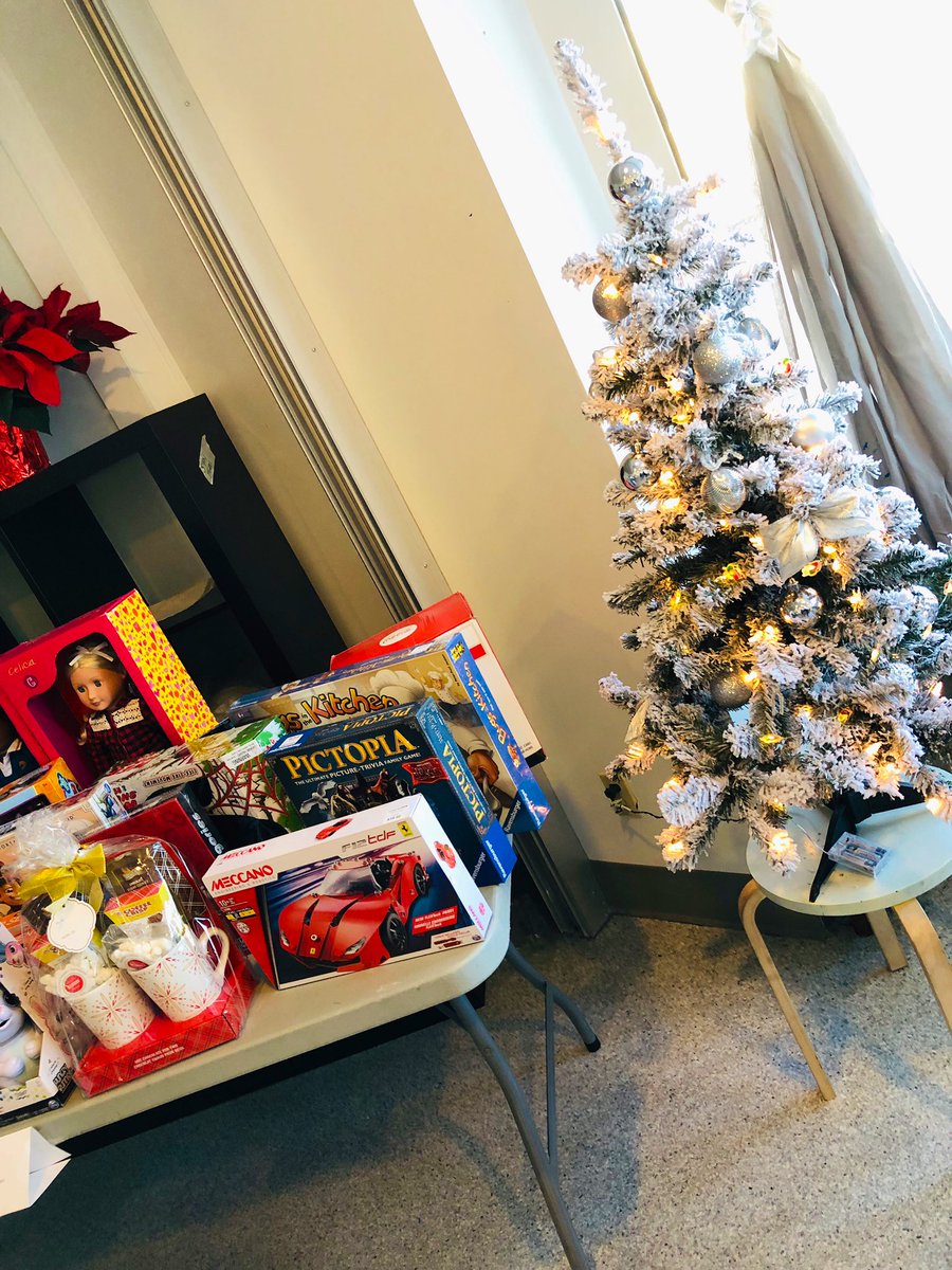 ClimbandGrow's tweet photo. Our wonderful #parentcommittee @rvssocial arranged a fun #holiday #shopping #fundraiser where #students chose gifts from @MastermindToys for their loved ones! #giving #happyholidays https://t.co/tVLQptog6T
